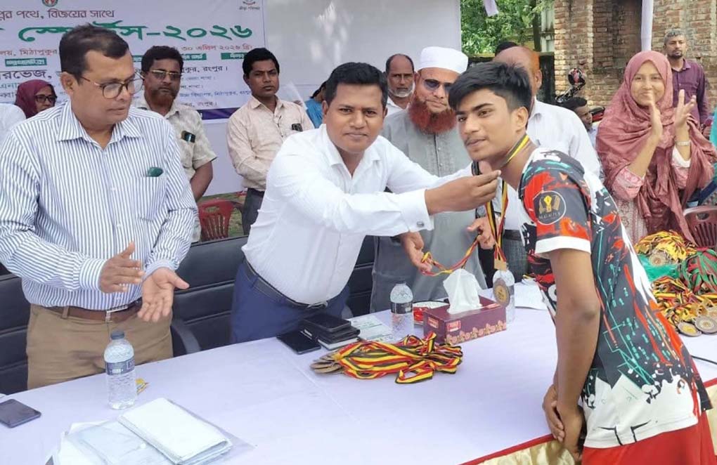 মিঠাপুকুর উপজেলা প্রশাসন আয়োজিত ‘নতুন কুঁড়ি স্পোর্টস’ প্রতিযোগিতায় নির্বাচিত খেলোয়াড়কে পুরুস্কার দিচ্ছেন ইউএনও মোঃ পারভেজ।