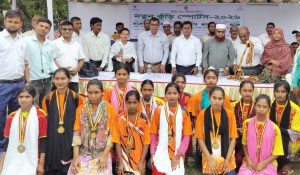মিঠাপুকুর উপজেলা প্রশাসন আয়োজিত ‘নতুন কুঁড়ি স্পোর্টস’ প্রতিযোগিতায় ইউএনও মোঃ পারভেজ ও অংশগ্রহণকারীদের একাংশের স্থিরচিত্র। 